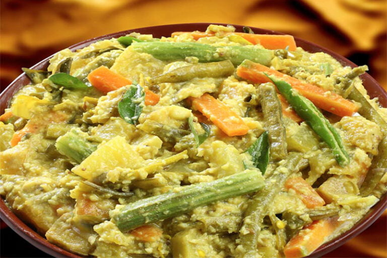 Kerala avial 1 Thedalweb கேரளா ஸ்டைல் அவியல், சூப்பரா எப்படி செய்யறதுன்னு பாக்கலாமா?