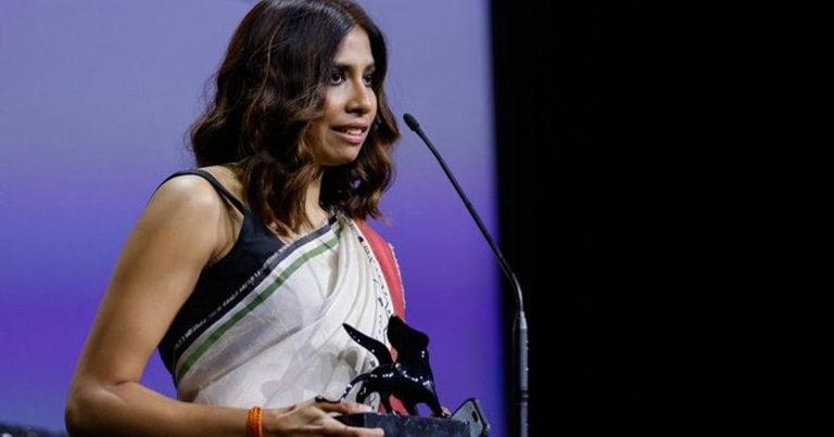 Anuparna Roy; Palestine Children; Songs of Forgotten Trees; Venice Film Festival; வெனிஸ் விருது வென்ற அனுபர்ணா ராய் பாலஸ்தீனத்துக்கு ஆதரவாக மேடையில் கண்ணீர்
