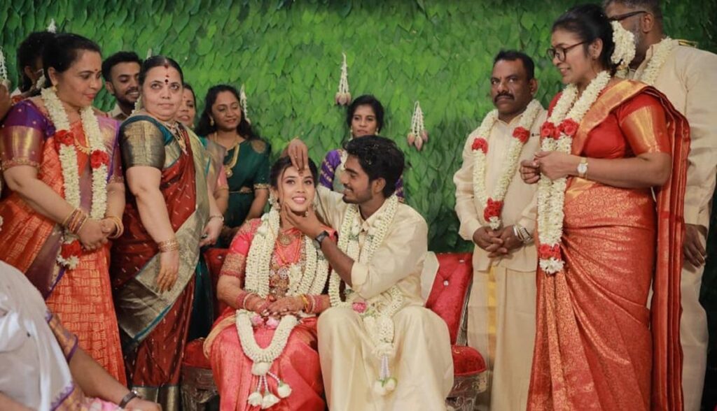 காதலியை கரம் பிடித்தார் 'டூரிஸ்ட் ஃபேமிலி' பட இயக்குநர் அபிஷன் ஜீவிந்த்! | Tourist Family director Abhishan Jeevind to get married today