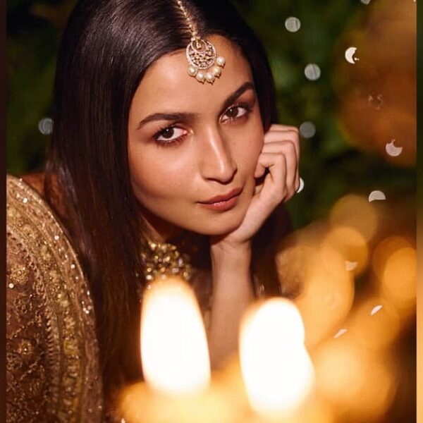 Thedalweb 39 Alia Bhatt: "பால்வெளி தெருவில் அமுதூறிய முகமே!" - தீப ஒளியில் மின்னும் ஆலியா பட் | Photo Album