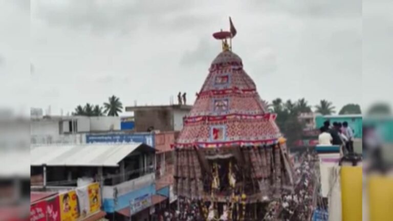 ஆவுடையார்கோவிலில் ஆத்மநாத சுவாமி தேரோட்ட திருவிழா கோலாகலம்.. பக்தி முழக்கத்துடன் தேரை வடம் பிடித்து சென்ற பக்தர்கள்! | ஆன்மிகம்