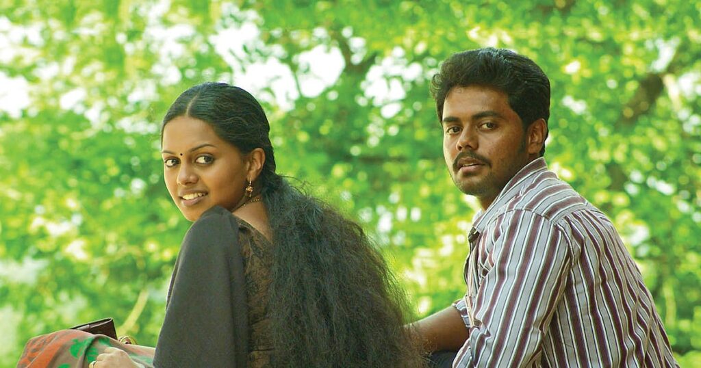 மாயபிம்பம் விமர்சனம்: நிஜத்திற்கும் பிம்பத்திற்கும் இடையில் சிக்கும் காதல்; மனதைக் கரைக்கிறதா படம்? | love drama maayabimbam tamil movie review