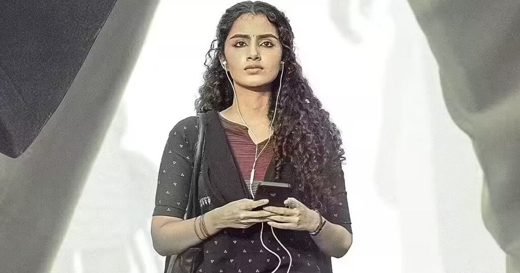 லாக் டவுன் விமர்சனம்: அனுபமா பரமேஸ்வரன், சார்லி, நிரோஷா நடிப்பில் வெளியான லாக் டவுன் படம் எப்படி இருக்கு? | Lockdown Review: How is the film Lockdown starring Anupama Parameswaran, Charlie, and Nirosha?