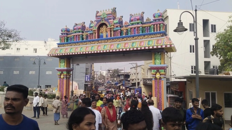 திருச்செந்தூரில் குவிந்த பக்தர்கள்… மணிக்கணக்கில் காத்திருந்து சாமி தரிசனம்… | Spirituality News (ஆன்மீக செய்திகள்)