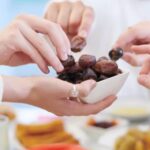 நோன்பை முடிக்கும்போது முஸ்லிம்கள் பேரீச்சம்பழம் சாப்பிடுவது ஏன்? அறிவியலின் ஆச்சரியமூட்டும் தகவல்.. | ஆன்மீகம் போட்டோகேலரி