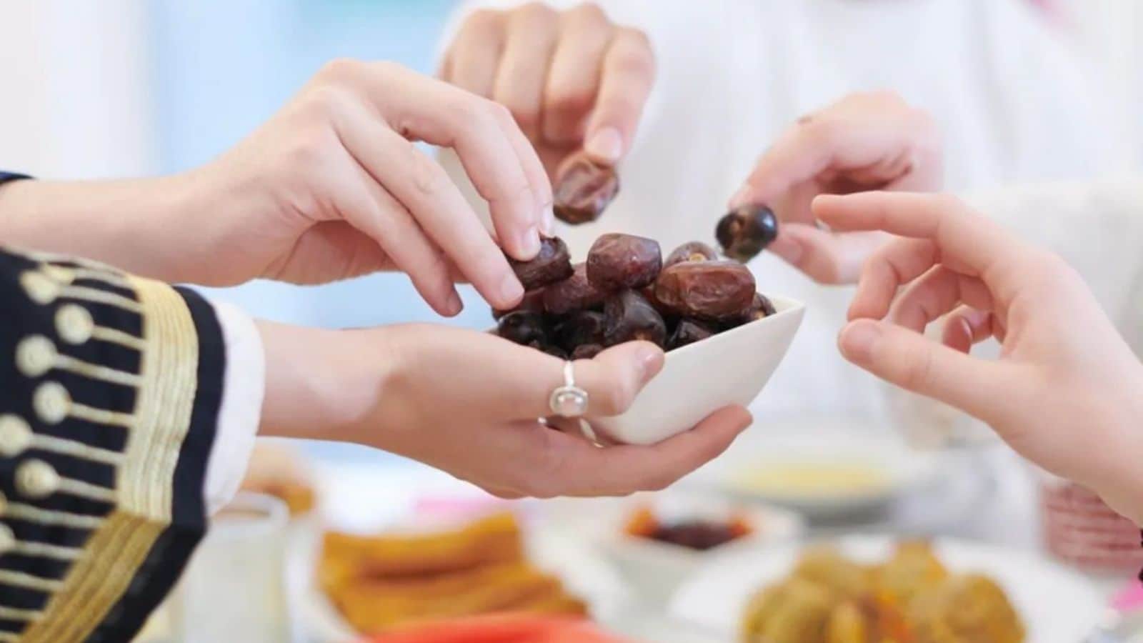 நோன்பை முடிக்கும்போது முஸ்லிம்கள் பேரீச்சம்பழம் சாப்பிடுவது ஏன்? அறிவியலின் ஆச்சரியமூட்டும் தகவல்.. | ஆன்மீகம் போட்டோகேலரி