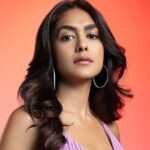 “பேராசை பெரு நஷ்டம் என்பார்கள். அதனால்தான், வாய்ப்பு எவ்வளவு பெரிதாக வந்தாலும்.!”- மிருணாள் தாகூர் | “They say greed leads to great loss. That’s why, no matter how big the opportunity is…!” – Mrunal Thakur