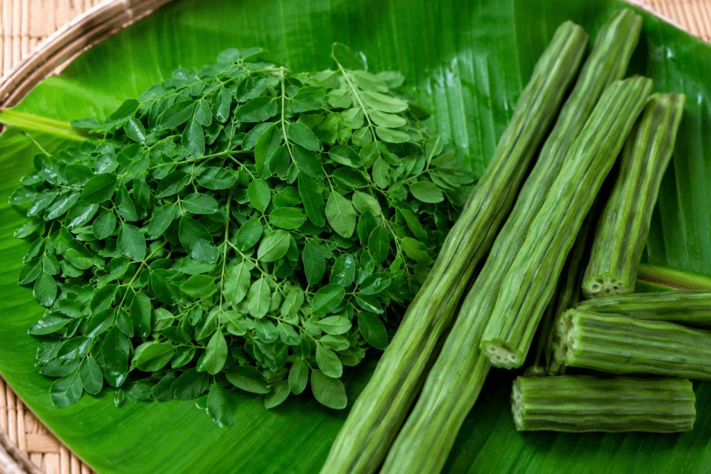 Fresh drumstick leaves on banana leaf rich in calcium and iron.-கால்சியம் சத்து நிறைந்த தமிழ்நாட்டு பாரம்பரிய உணவுகள்
